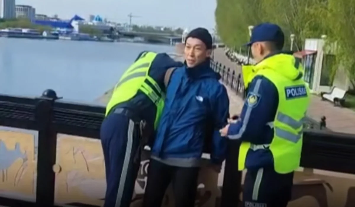 «Власть в голову ударила?»: в полиции Астаны объяснили видео с грубым задержанием велосипедиста