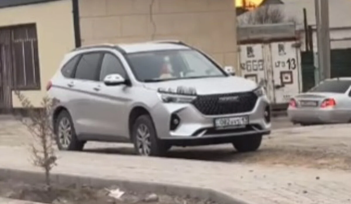 «Пикми-машина»: автомобиль с накладными ресницами в Туркестане развеселил Казнет (ВИДЕО)