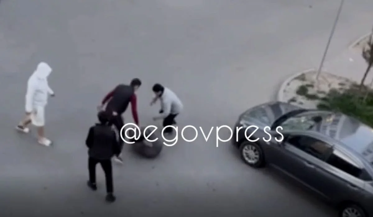 Трое человек избивали мужчину на улице в селе Алматинской области (ВИДЕО)