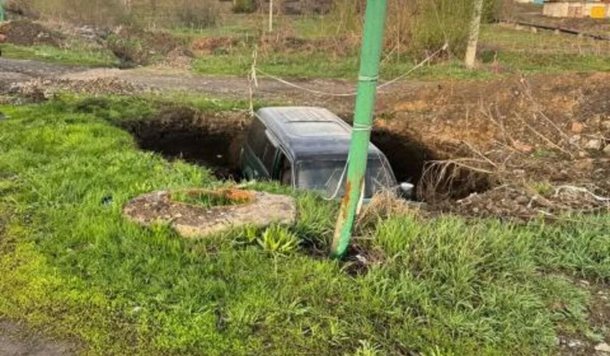 Авто провалилось в раскопанный колодец в ВКО
