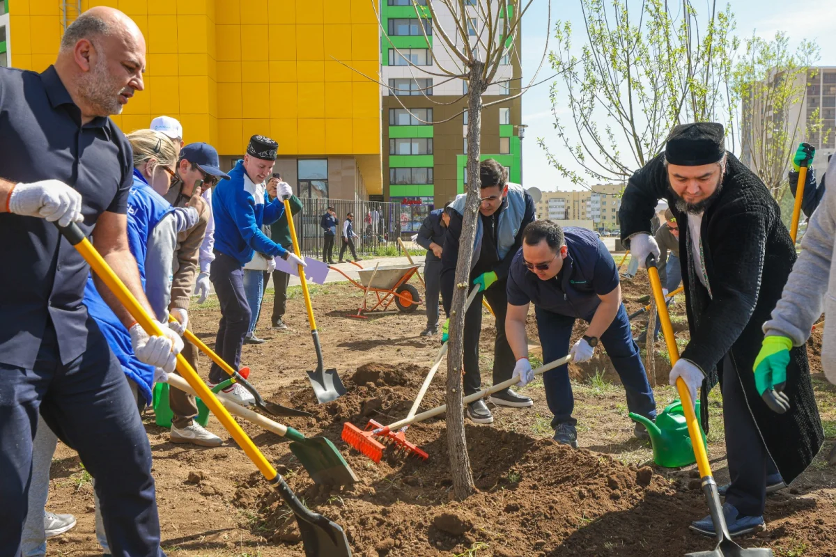 «Бірлік ағашы»: в День единства народа Казахстана по всей стране прошла акция «Таза бейсенбі» партии «AMANAT»