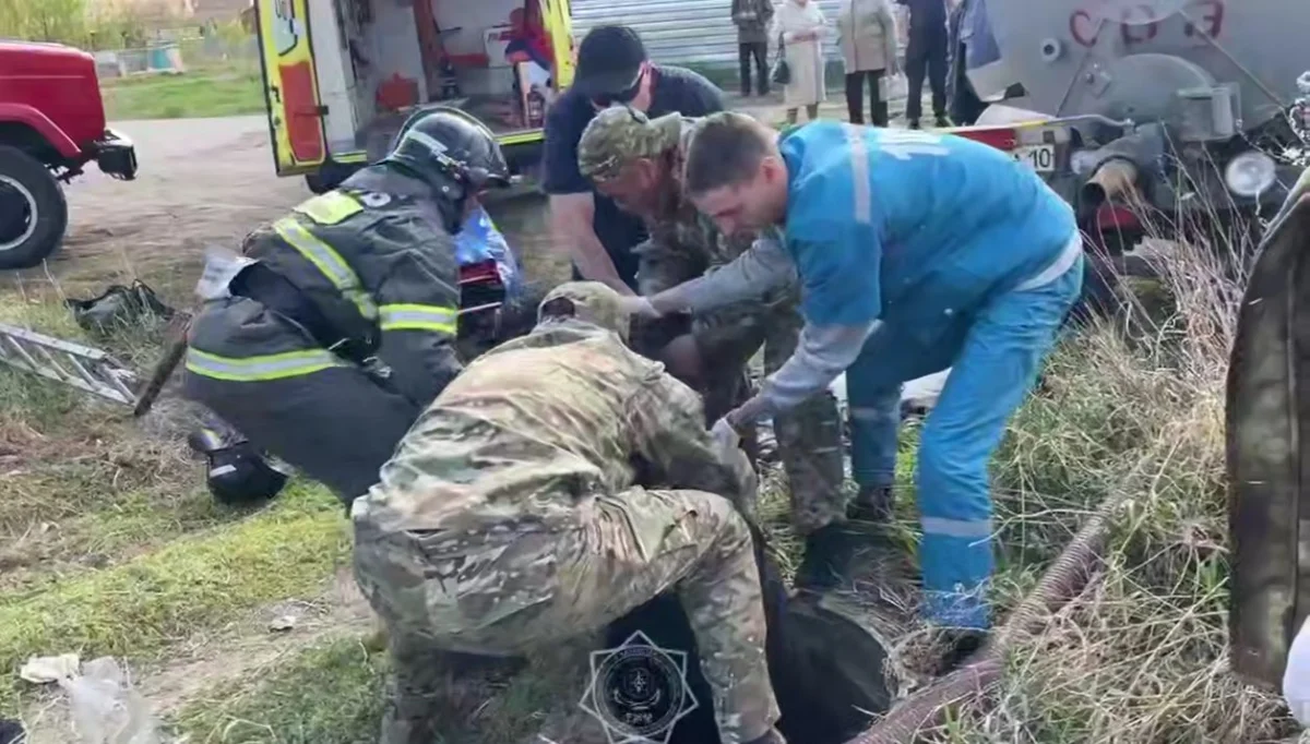 Двое мужчин едва не погибли в септике в Костанайской области (ВИДЕО)