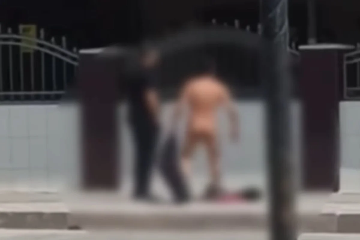 Голый мужчина разгуливал перед кафе в Актау (ВИДЕО)