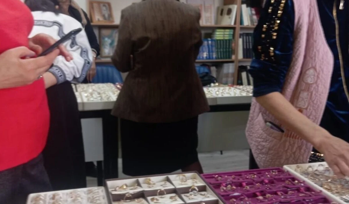 Распродажу ювелирки устроили в жамбылской школе: наказали вахтера и библиотекаря