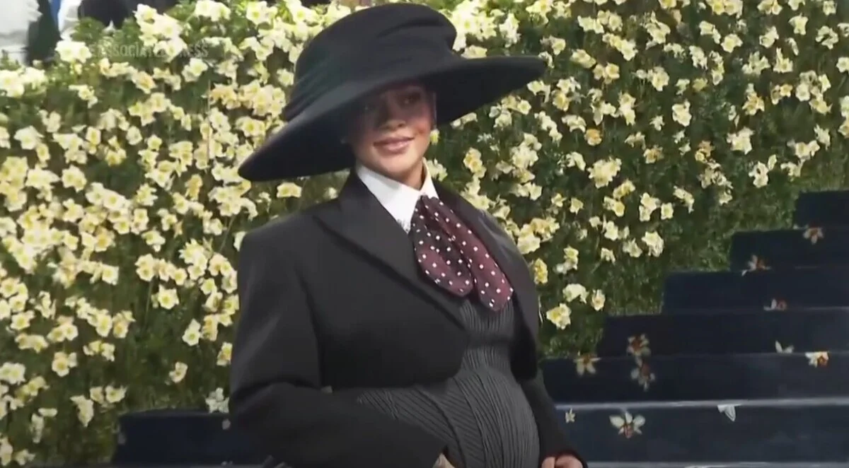 Беременная третьим ребенком Рианна появилась на Met Gala