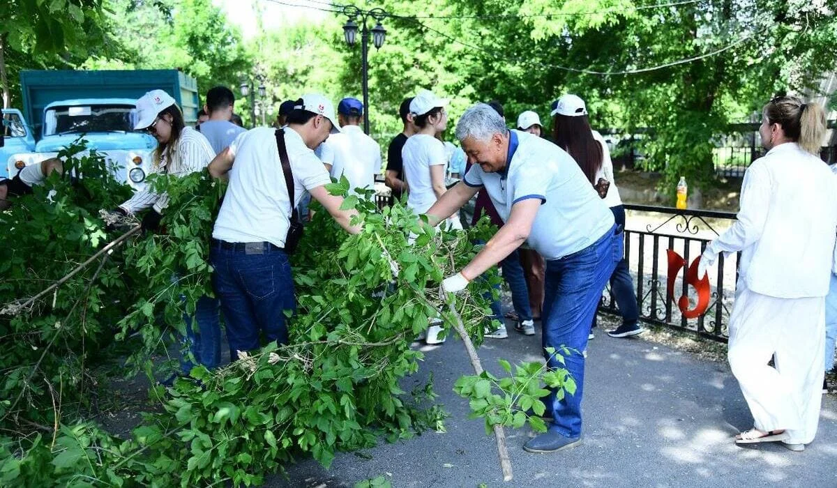 Приводятся в порядок берега рек, парки, улицы: акция «Таза бейсенбі» партии «AMANAT» набирает обороты в Казахстане