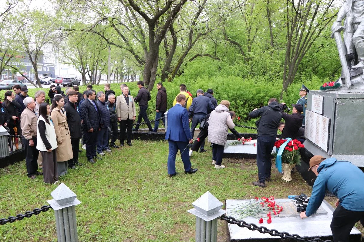 Чтить подвиг – долг каждого: партия «AMANAT» провела в Петропавловске памятную акцию ко Дню Победы