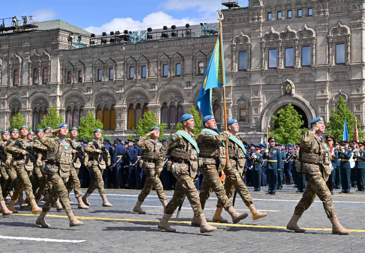 Токаев поприветствовал казахстанских военных на параде в Москве (ВИДЕО)
