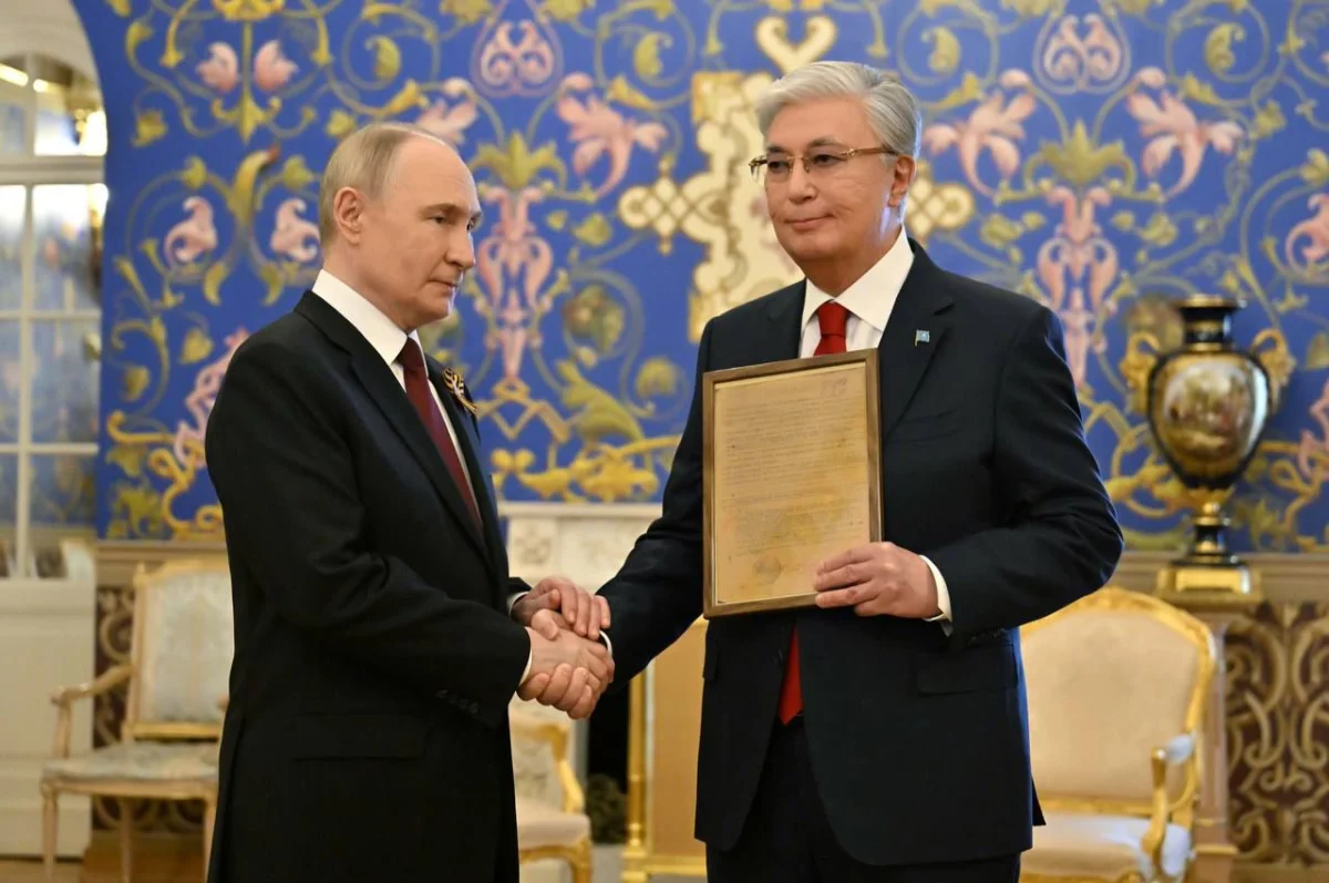Путин передал Токаеву наградной лист его отца из архива Минобороны РФ