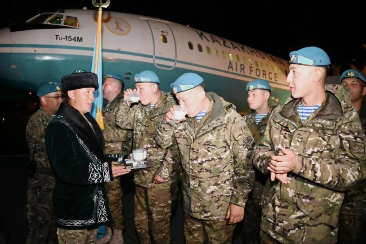 Казахстанские десантники вернулись после парада в Москве