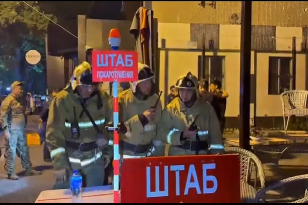 Кровля кафе сгорела в Шымкенте