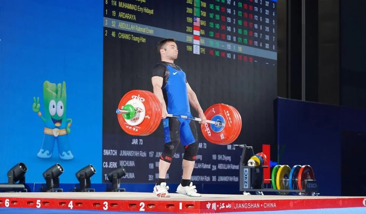 Казахстанский штангист завоевал бронзу на чемпионате Азии в Китае