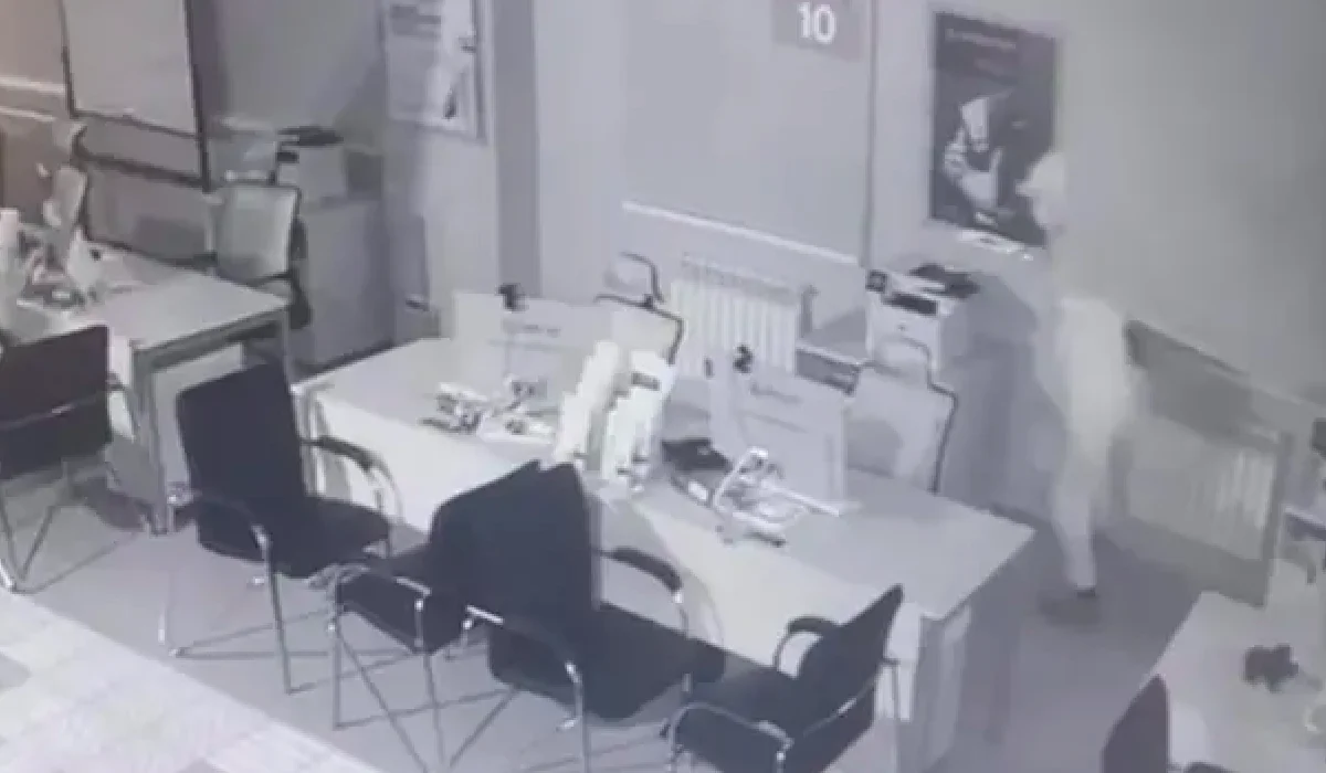 Неудачная попытка кражи денег из банка попала на видео в Алматы