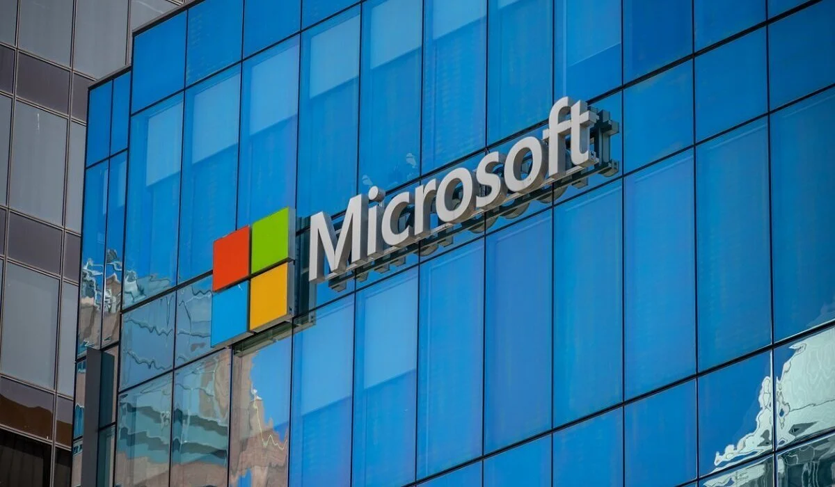 Microsoft увольняет тысячи сотрудников по всему миру из-за внедрения ИИ
