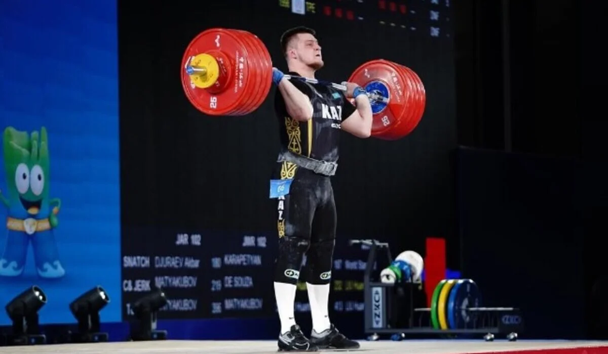 Артем Антропов завоевал серебро на чемпионате Азии по тяжелой атлетике