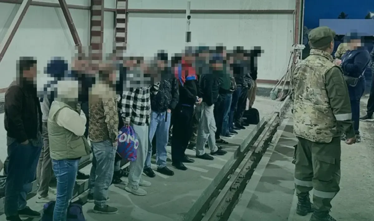 Спрятались в грузовике: десятки мигрантов пытались пересечь границу Казахстана (ВИДЕО)