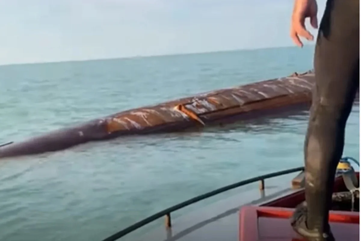 Ракетная подлодка всплыла в Каспийском море? Странную находку обсуждает Казнет (ВИДЕО)