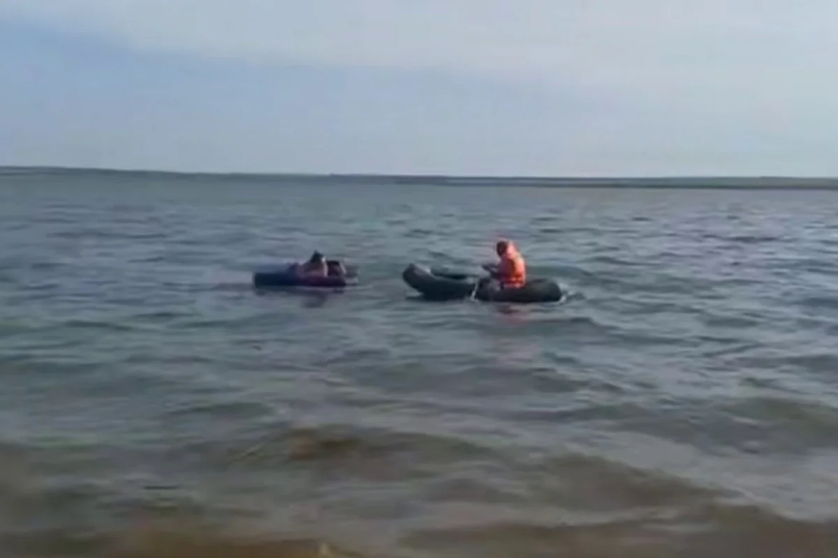 В Семее двух девушек на матрасе унесло течением по Иртышу