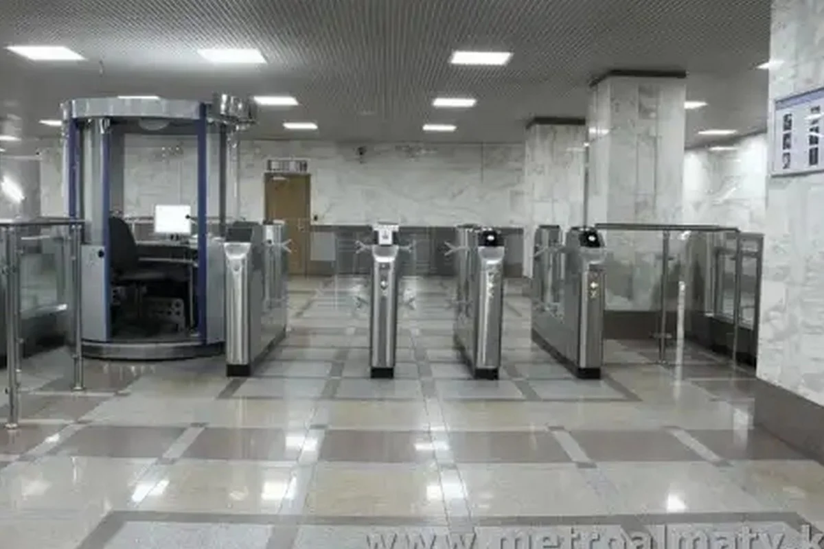 В метро Алматы внедряют бесконтактную оплату картой и смартфоном