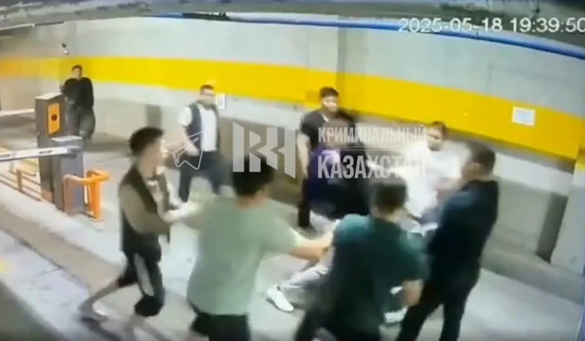 Массовая драка с ножевыми ранениями в паркинге ЖК попала на камеры в Алматы