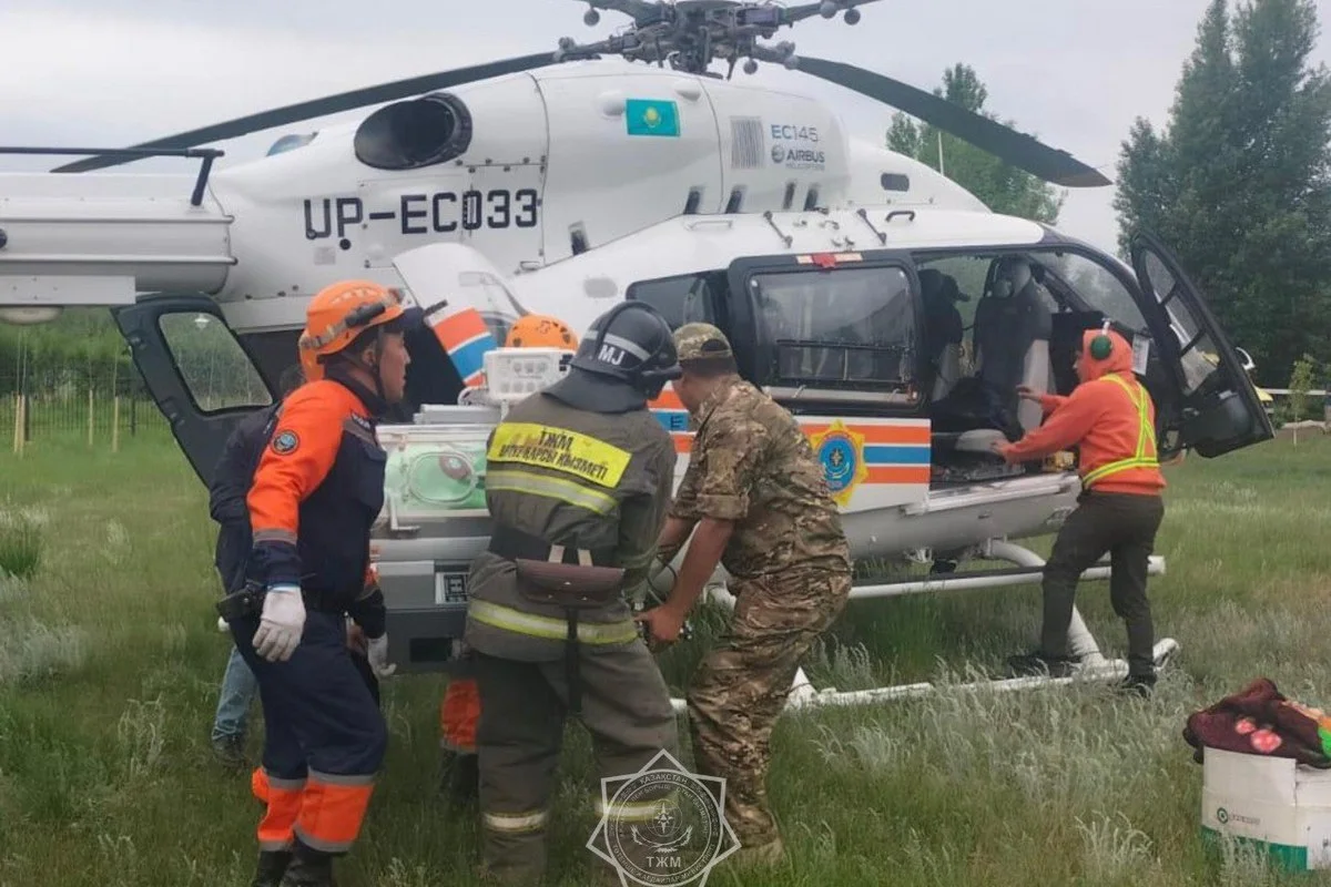 Вертолет с младенцем экстренно приземлился во дворе больницы в Уральске