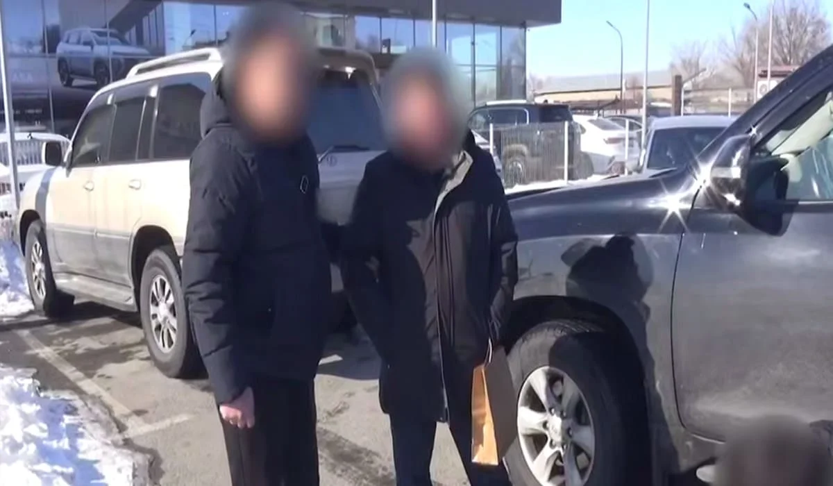 Чиновника поймали с поличным в Талдыкоргане: кадры задержания появились в Сети