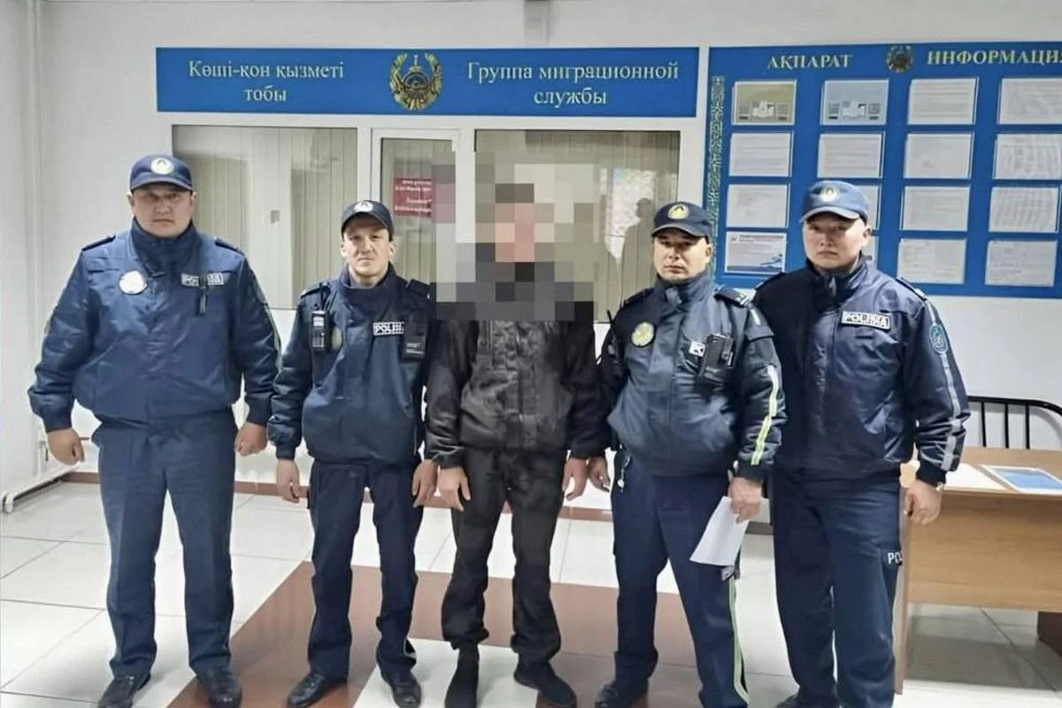Полицейский удержал за капюшон падающего с девятиэтажки парня в Щучинске