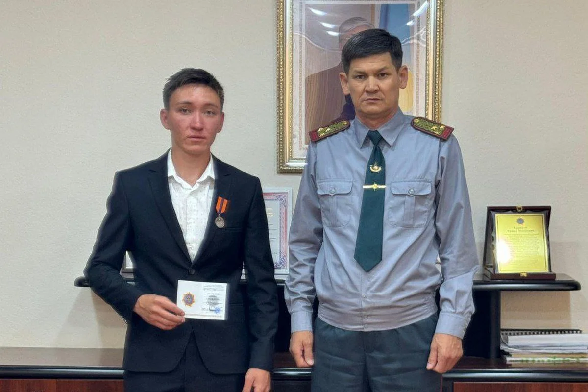Студента за спасение ребенка в Усть-Каменогорске наградили медалью МЧС