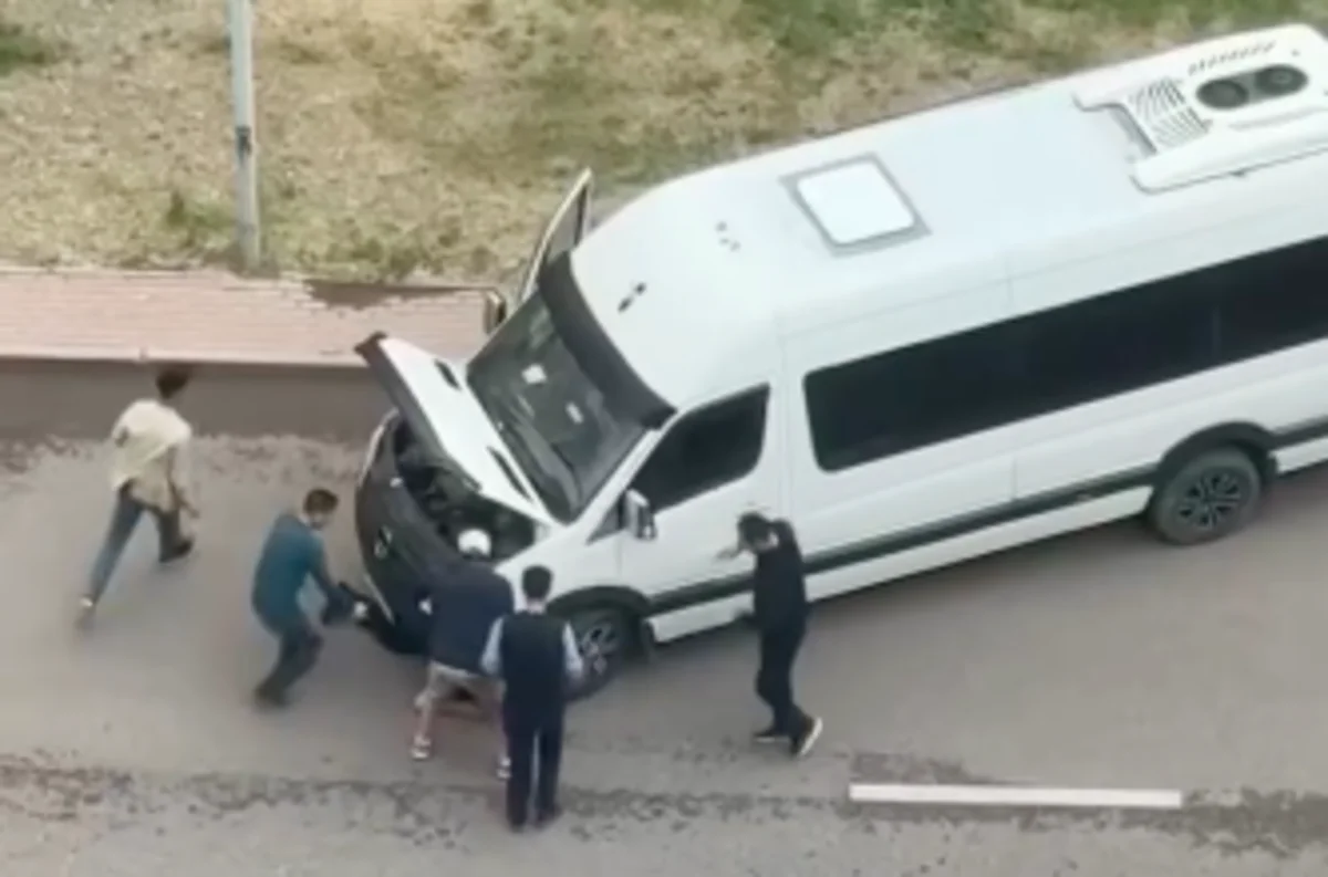 Водителя придавил собственный микроавтобус в Караганде (ВИДЕО)
