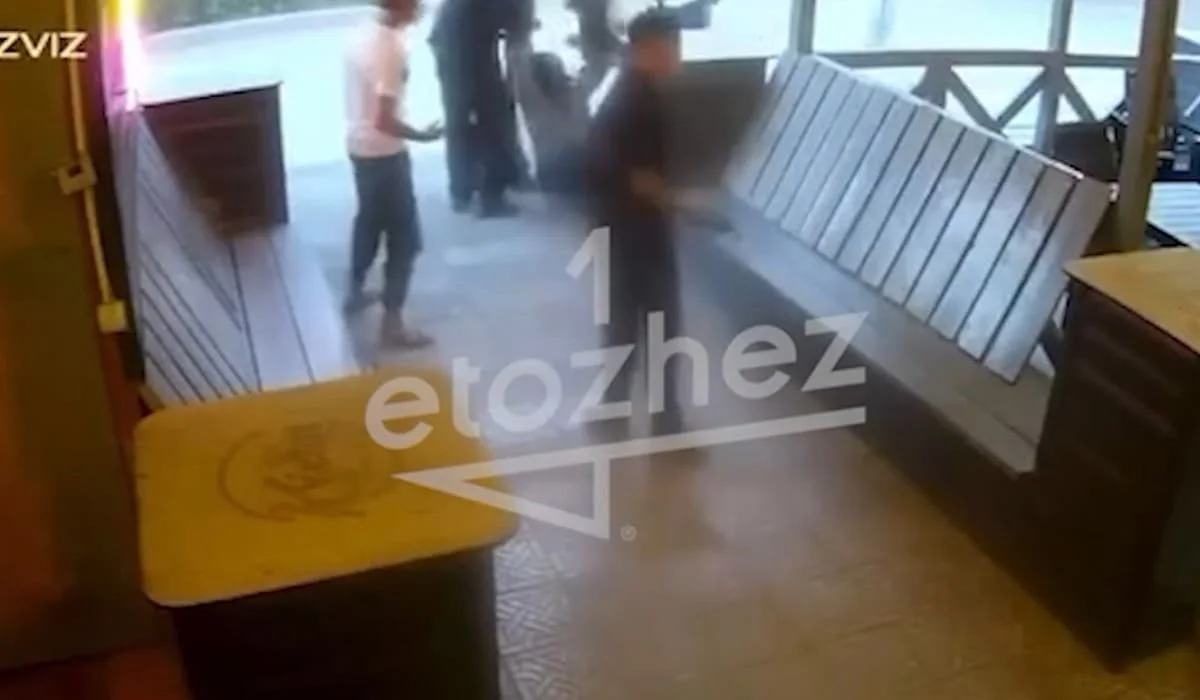 Авто сбило группу подростков в Сатпаеве: момент наезда попал на видео