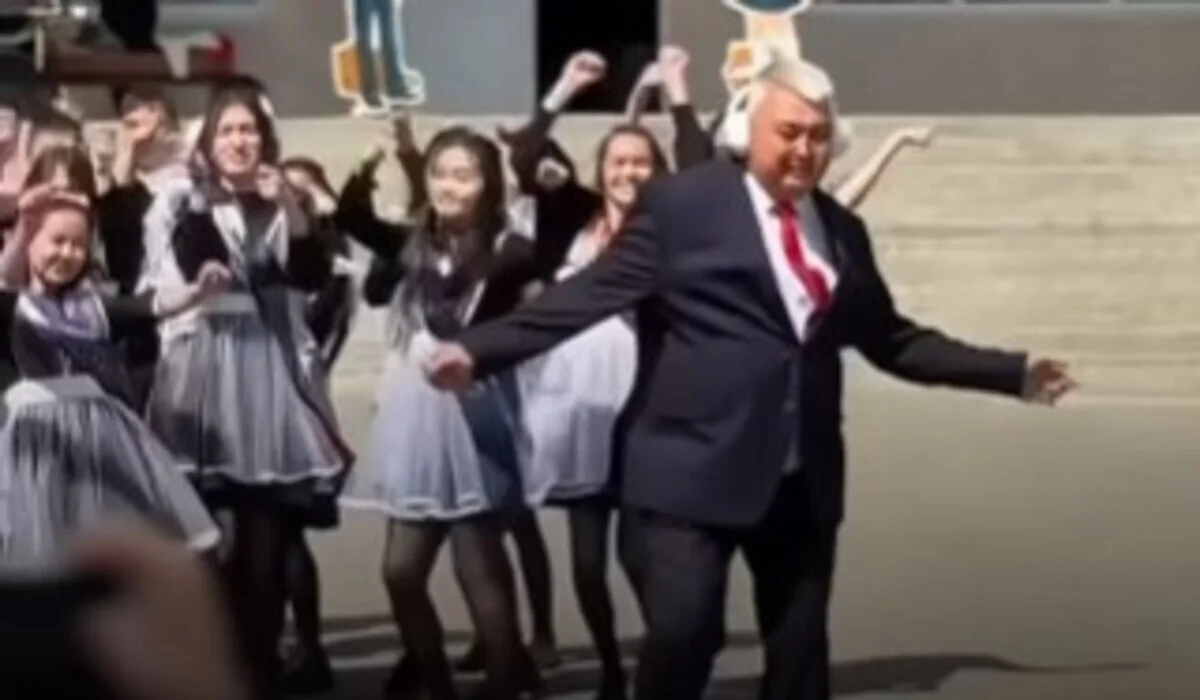 Школьный директор станцевал с выпускниками: видео покорило соцсети