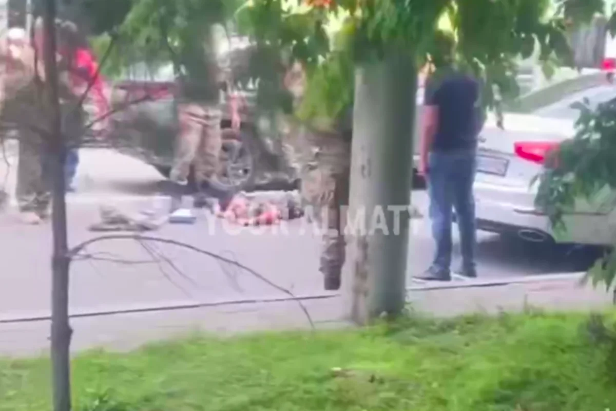 Студента военной кафедры сбили на дороге в Алматы (ВИДЕО)