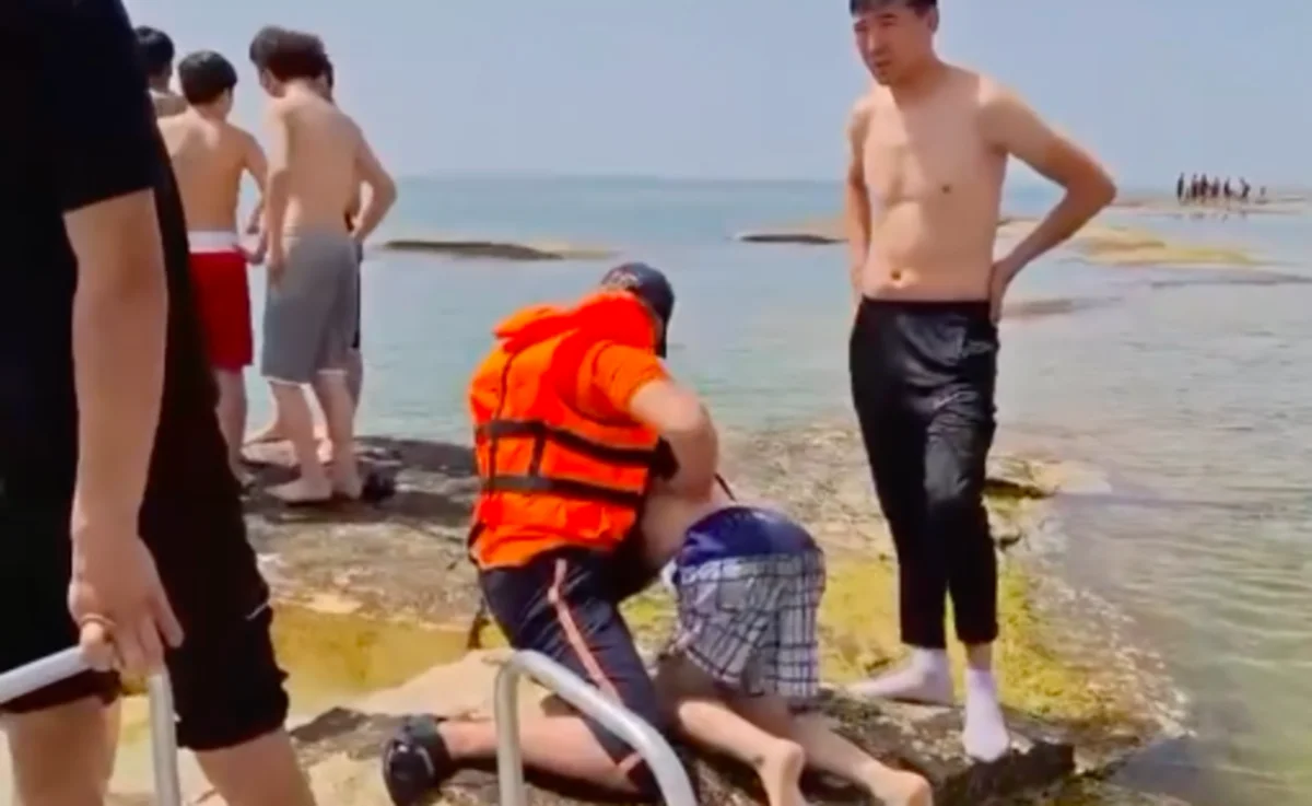 Мальчик едва не утонул в Каспийском море (ВИДЕО)