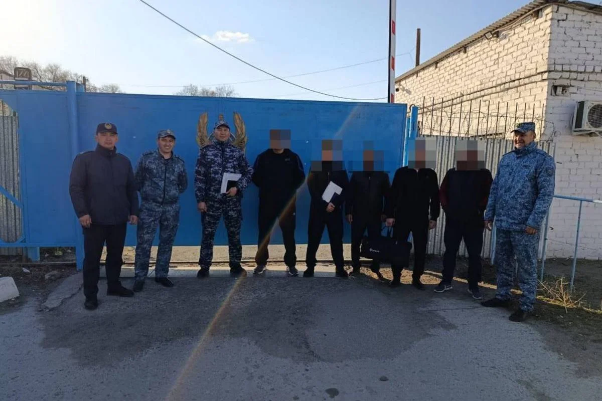 Трое братьев спустя семь лет встретились у ворот колонии в области Абай