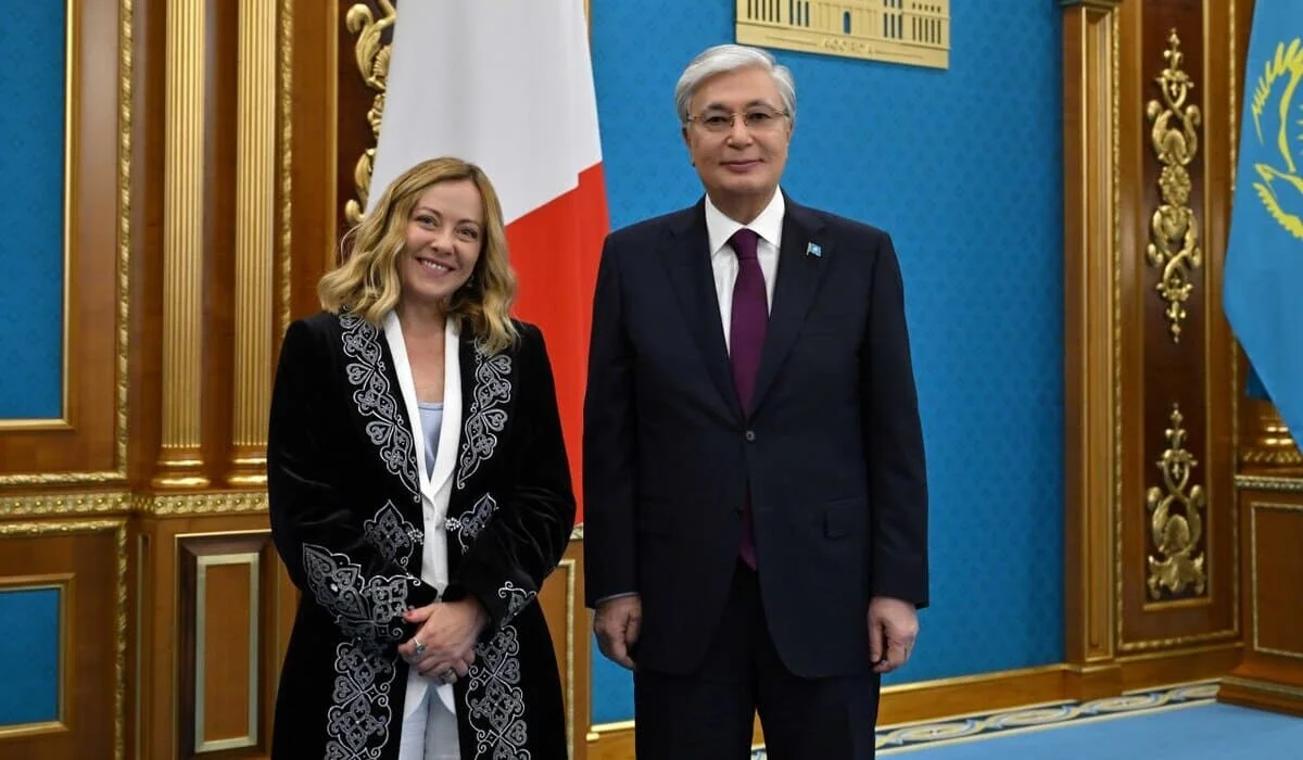 Джорджа Мелони надела казахский шапан