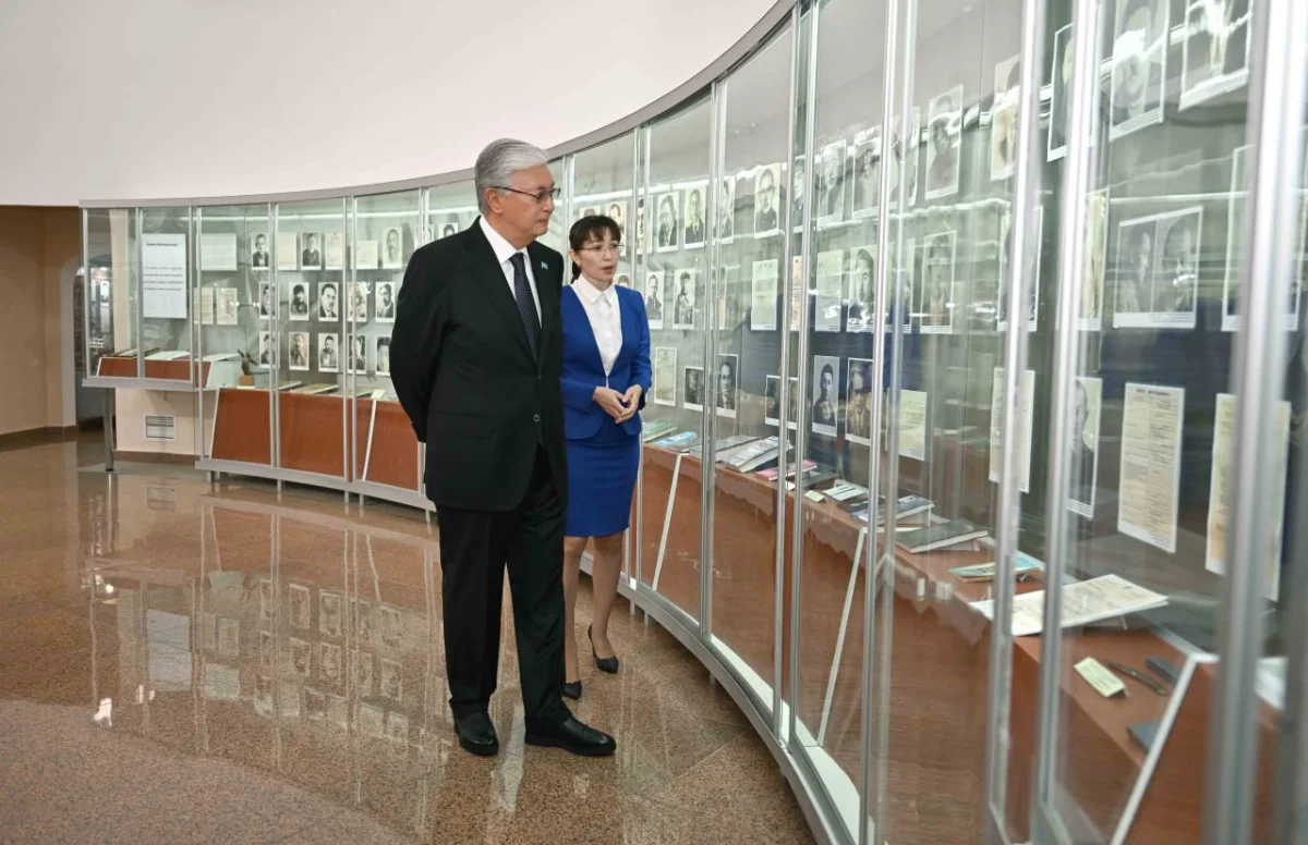 Токаев осмотрел музей «АЛЖИР»