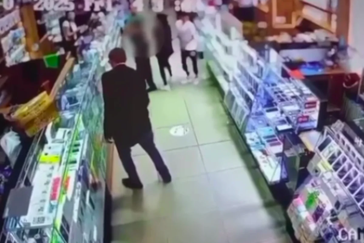 Пьяный астанчанин разбил витрину кирпичом (ВИДЕО)