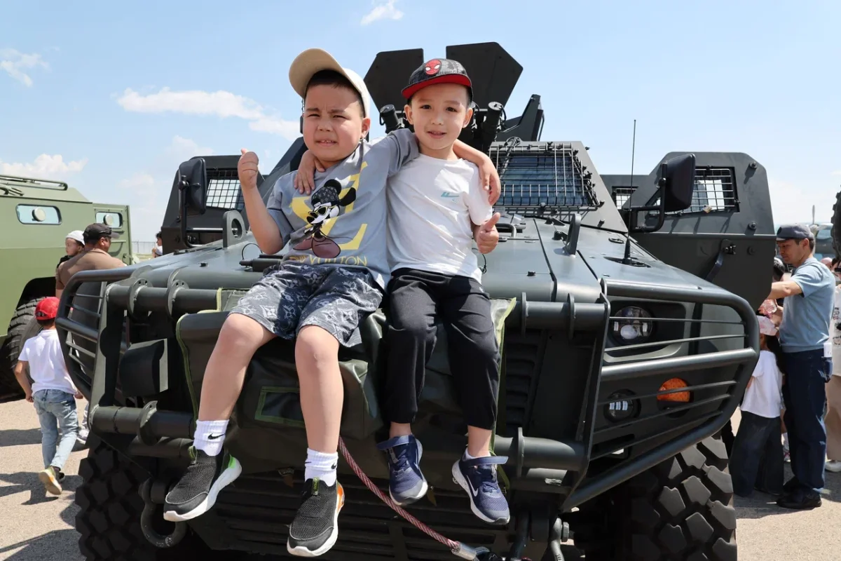 Гвардейцы устроили праздник для детей на авиационной базе в Астане