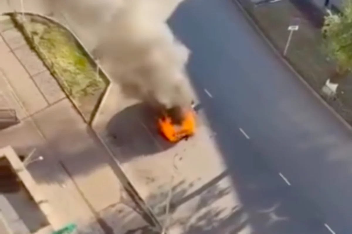 BMW сгорел дотла на глазах у прохожих в Павлодаре (ВИДЕО)