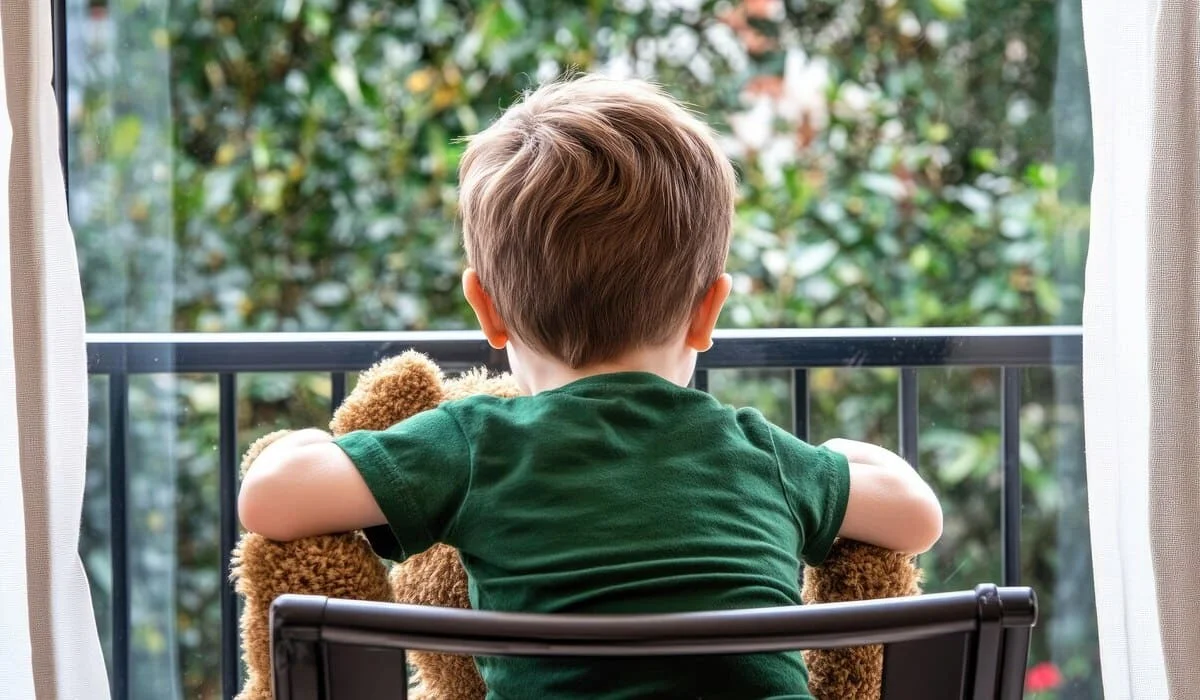 Трагедия в Павлодаре: с шестого этажа выпал 6-летний особенный ребенок