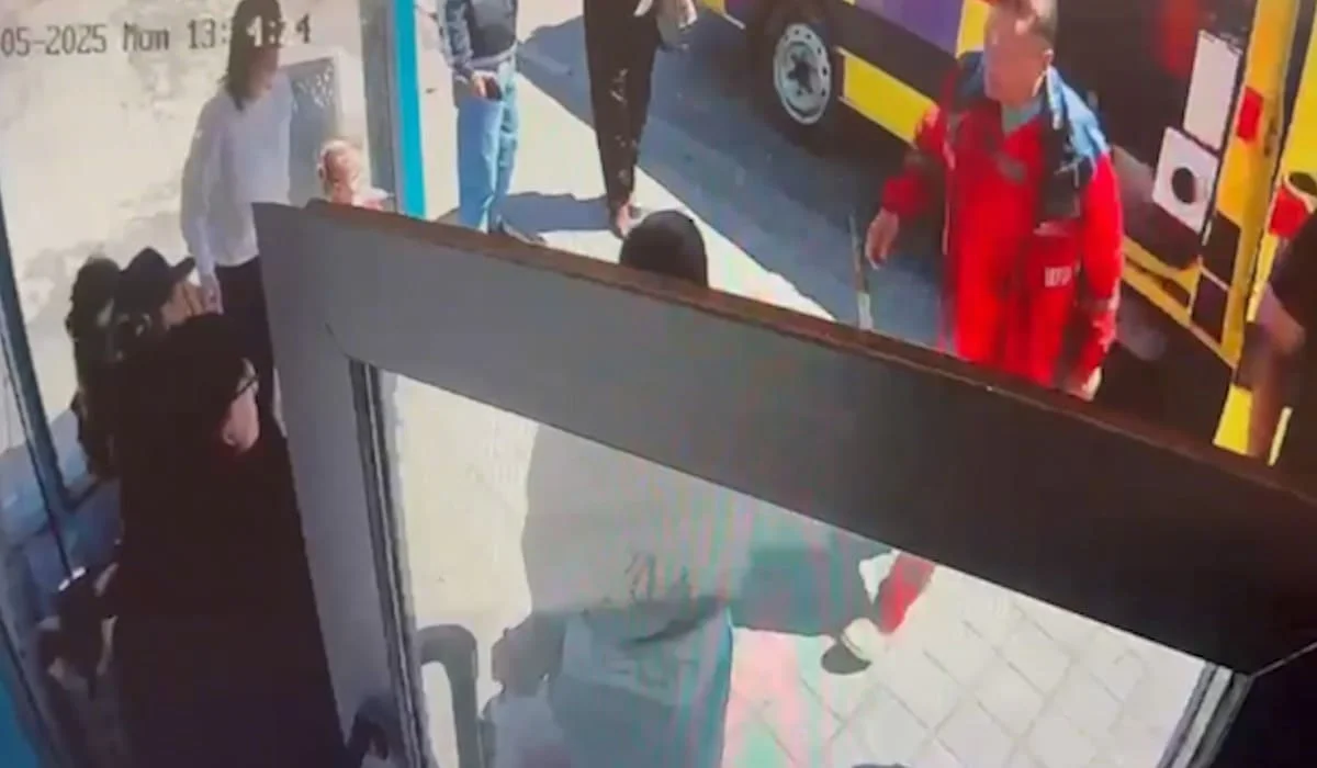 Звали на помощь из автобуса: полицейский спас подростка в Жезказгане (ВИДЕО)