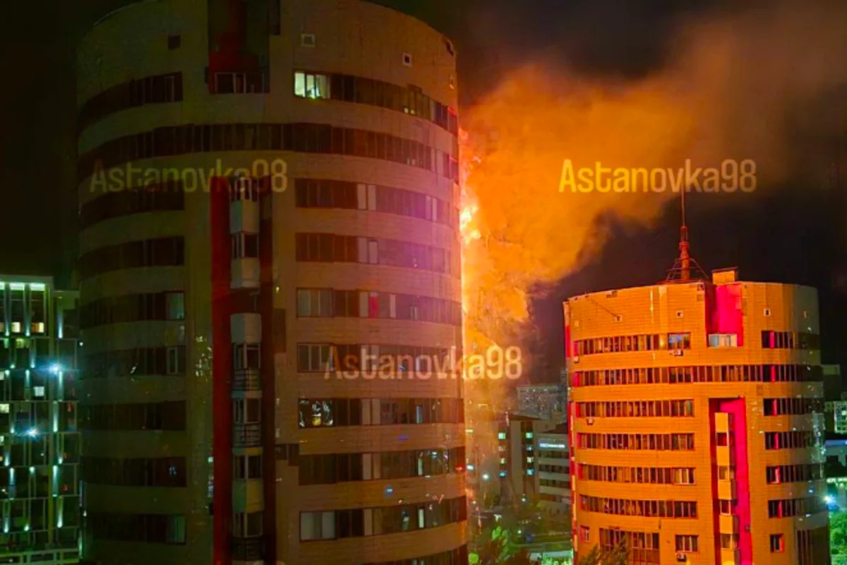 Жилой комплекс «7 бочек» горит в Астане (ВИДЕО)