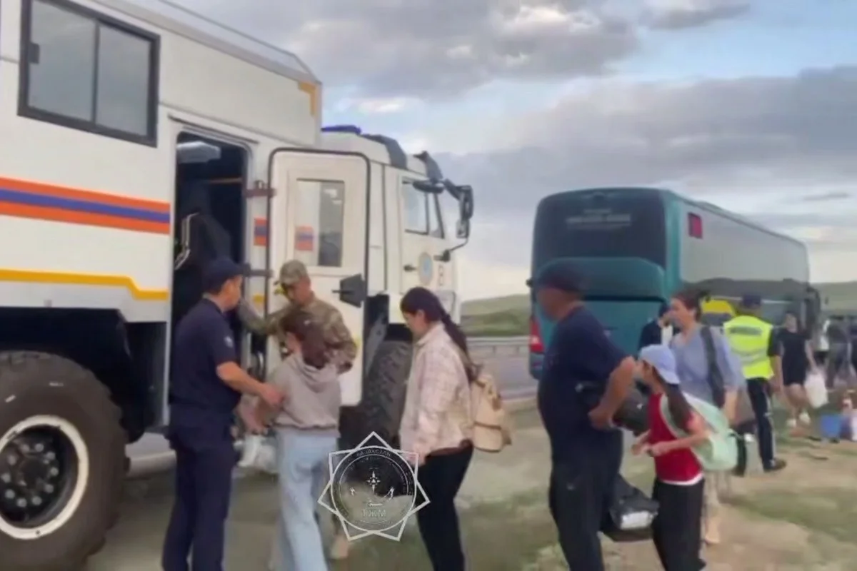 Автобус с 34 пассажирами загорелся на трасе в Карагандинской области