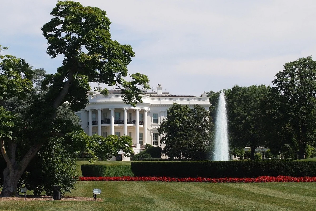 Указ о запрете на въезд в США гражданам 12 стран подписал Трамп