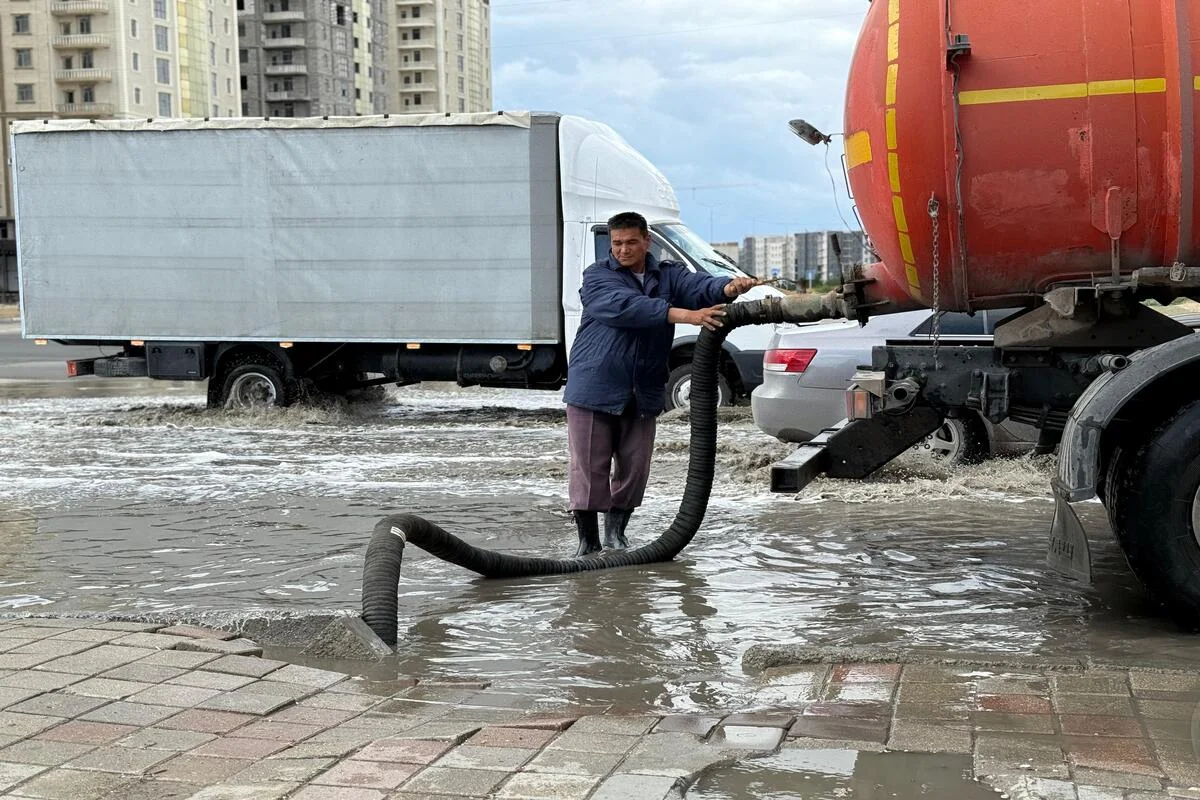 Дождевая вода затопила дороги в Актау