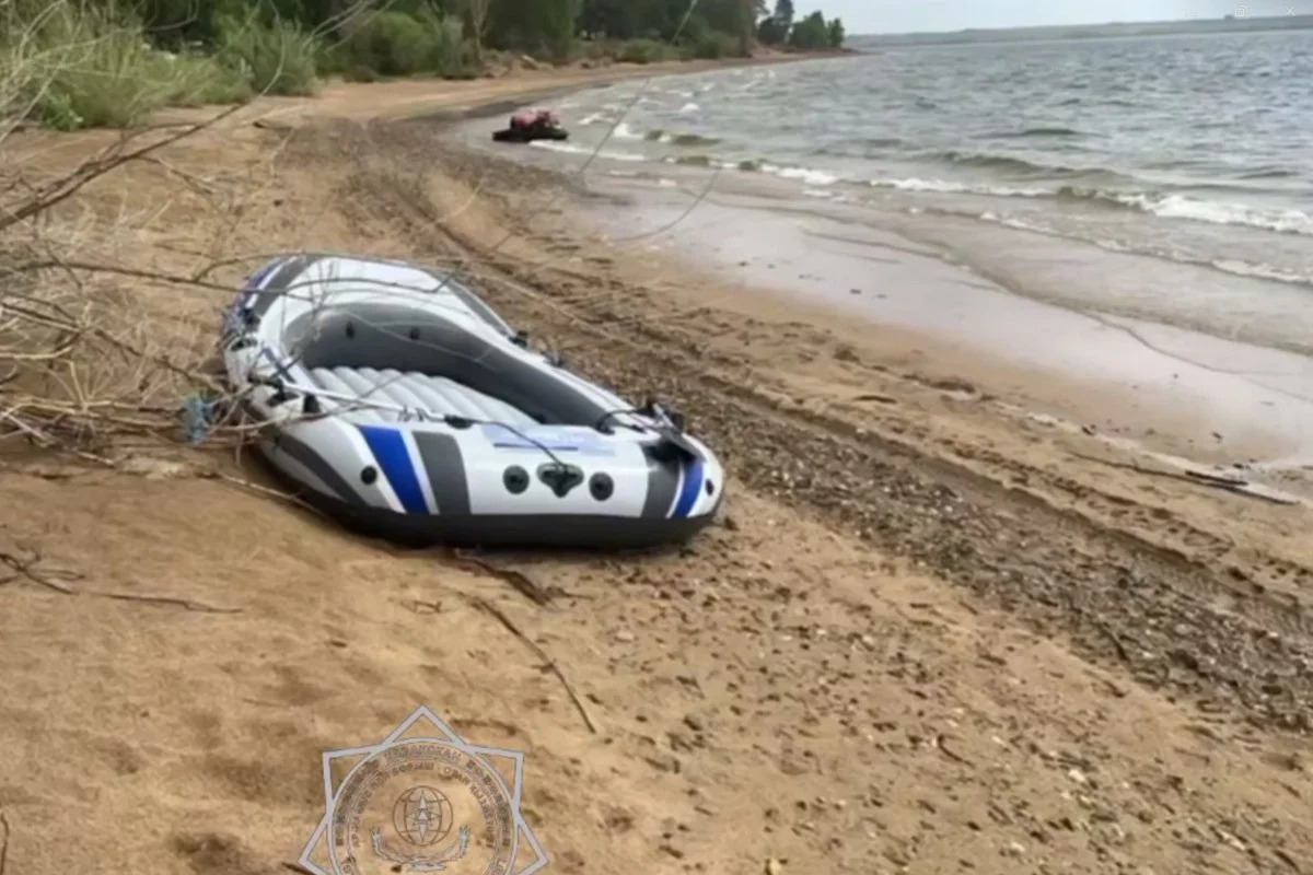 Семью с тремя детьми унесло на лодке на водохранилище в области Абай