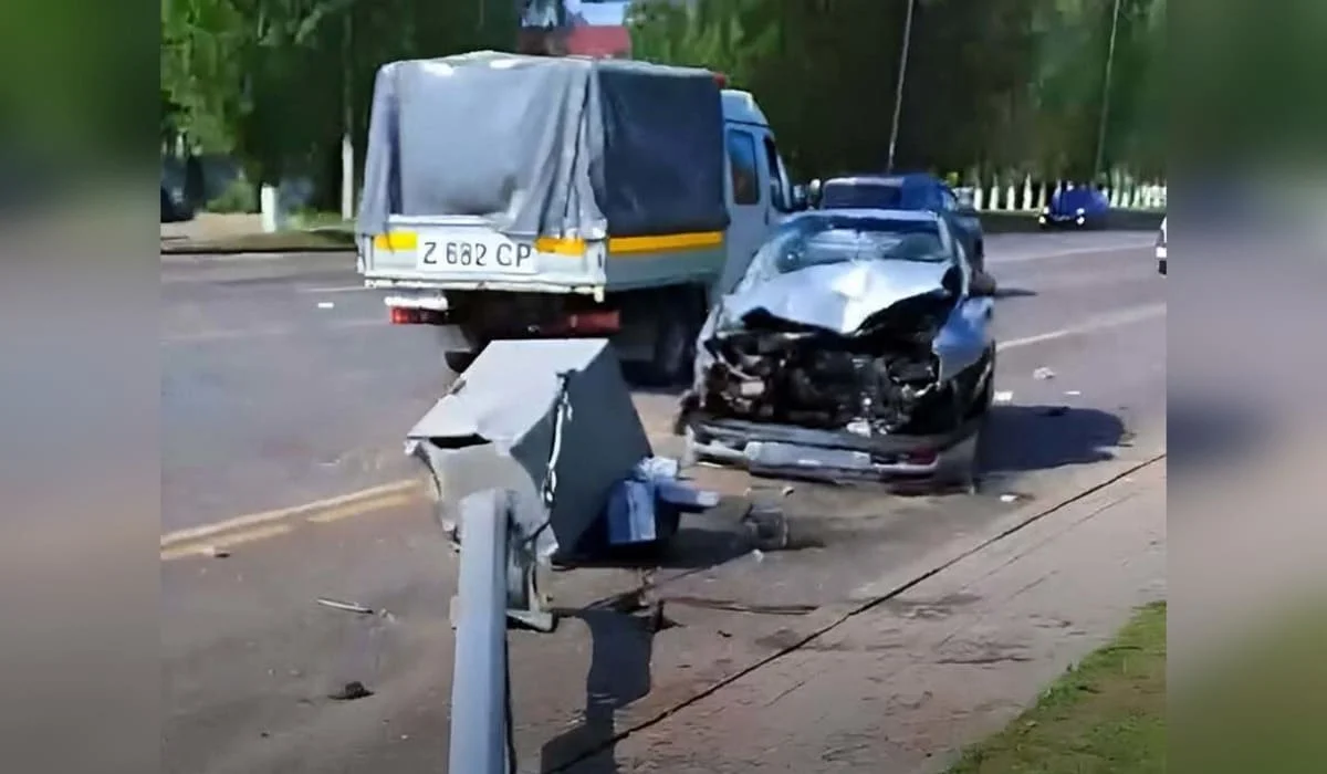 Автомобиль снес столб с камерами видеонаблюдения в Астане (ВИДЕО)