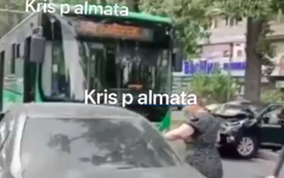 Жуткое ДТП в Алматы: автобус протаранил пять авто (ВИДЕО)
