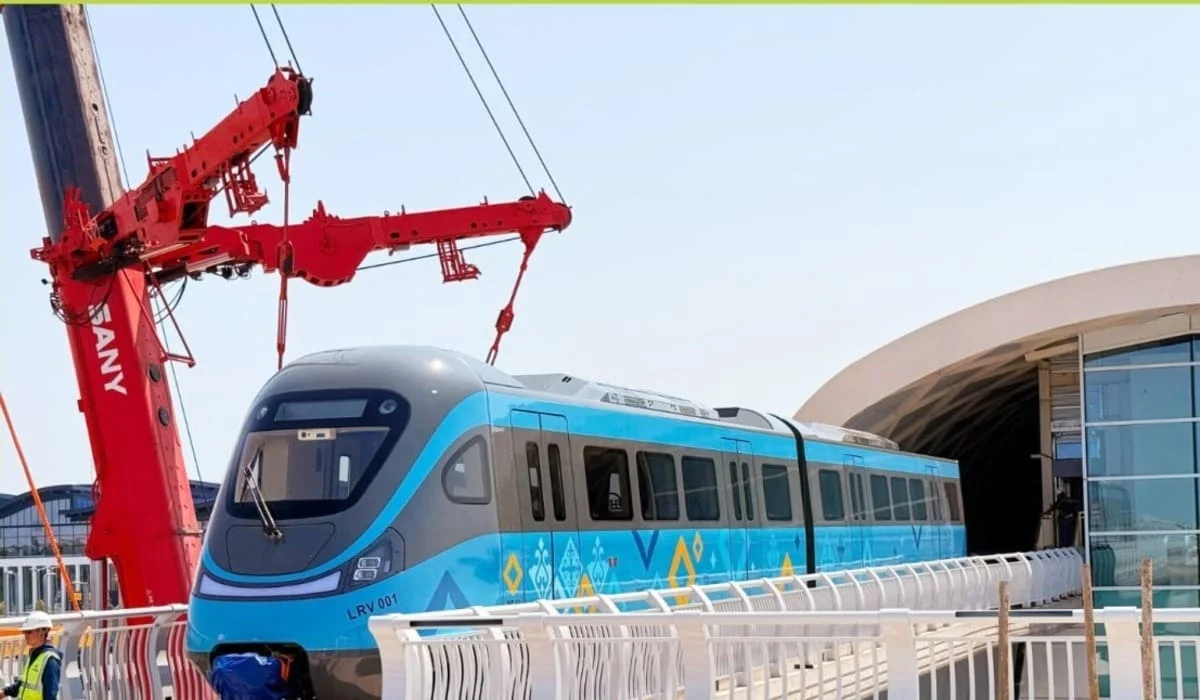 Первый состав подняли на станцию LRT в Астане (ВИДЕО)
