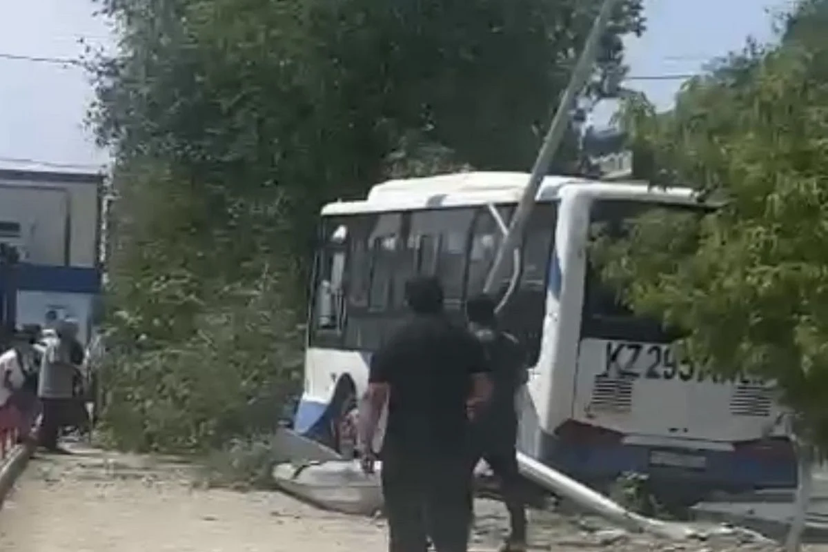 Автобус с пассажирами снес столбы в Кульсары: шесть человек в больнице